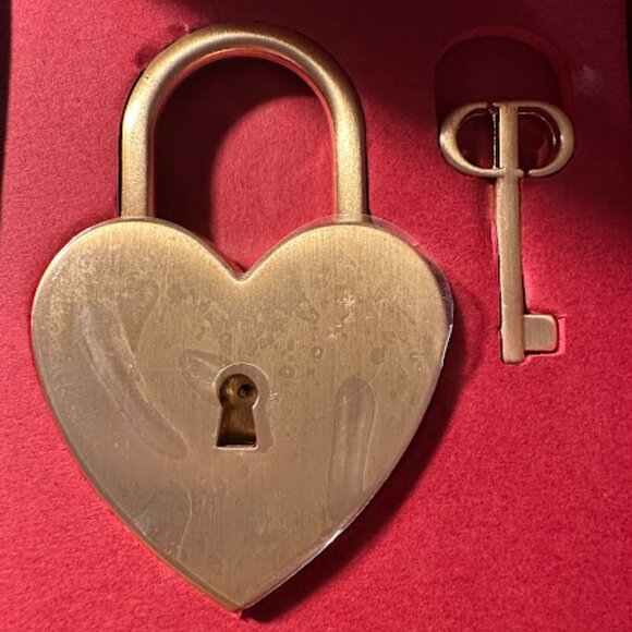 Christian Dior Heart Lock & Key Set~ LOVE~ Gold~ IN BOX~ Pink Letters (AA25) - Picture 6 of 8